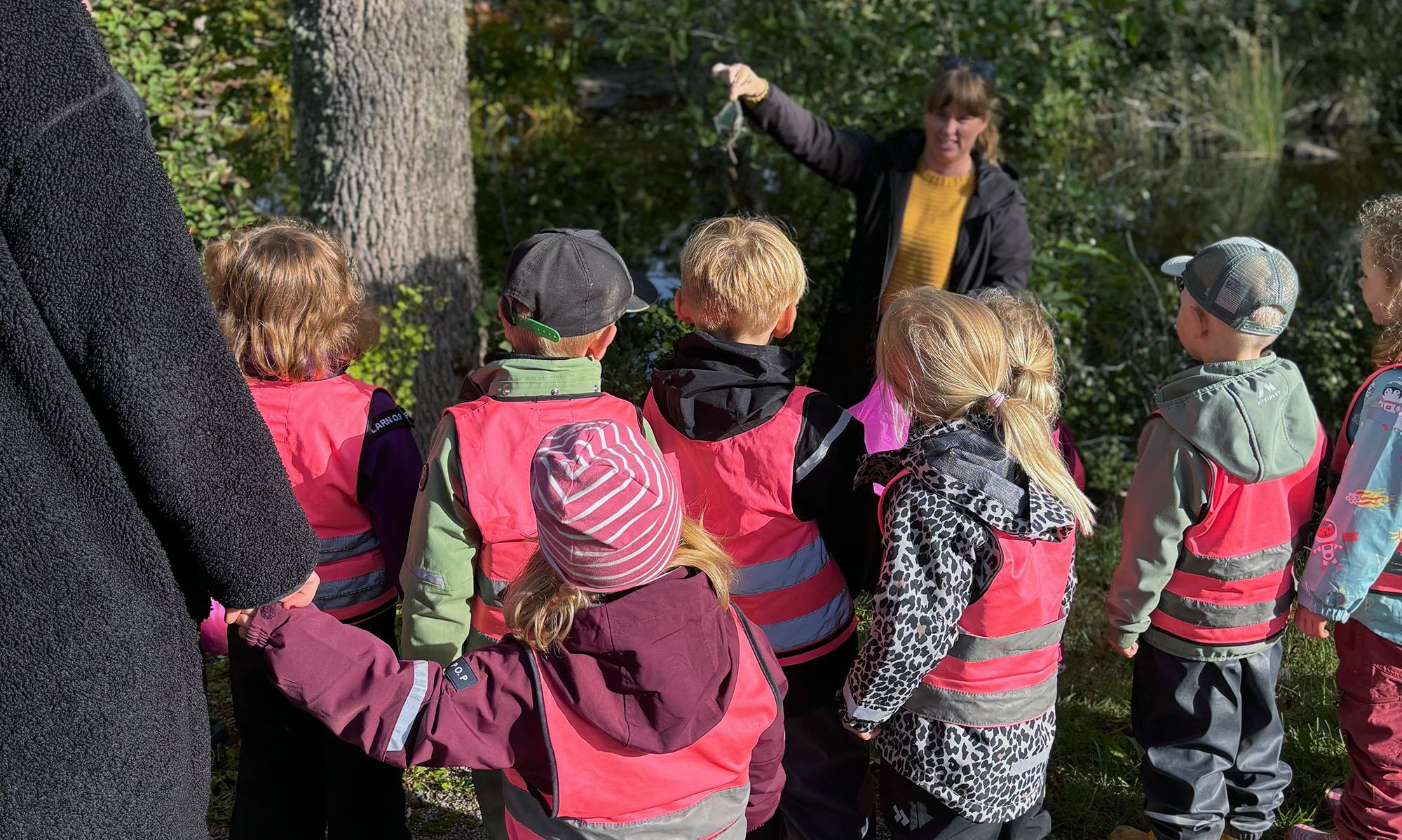 Barn letar efter skräp
