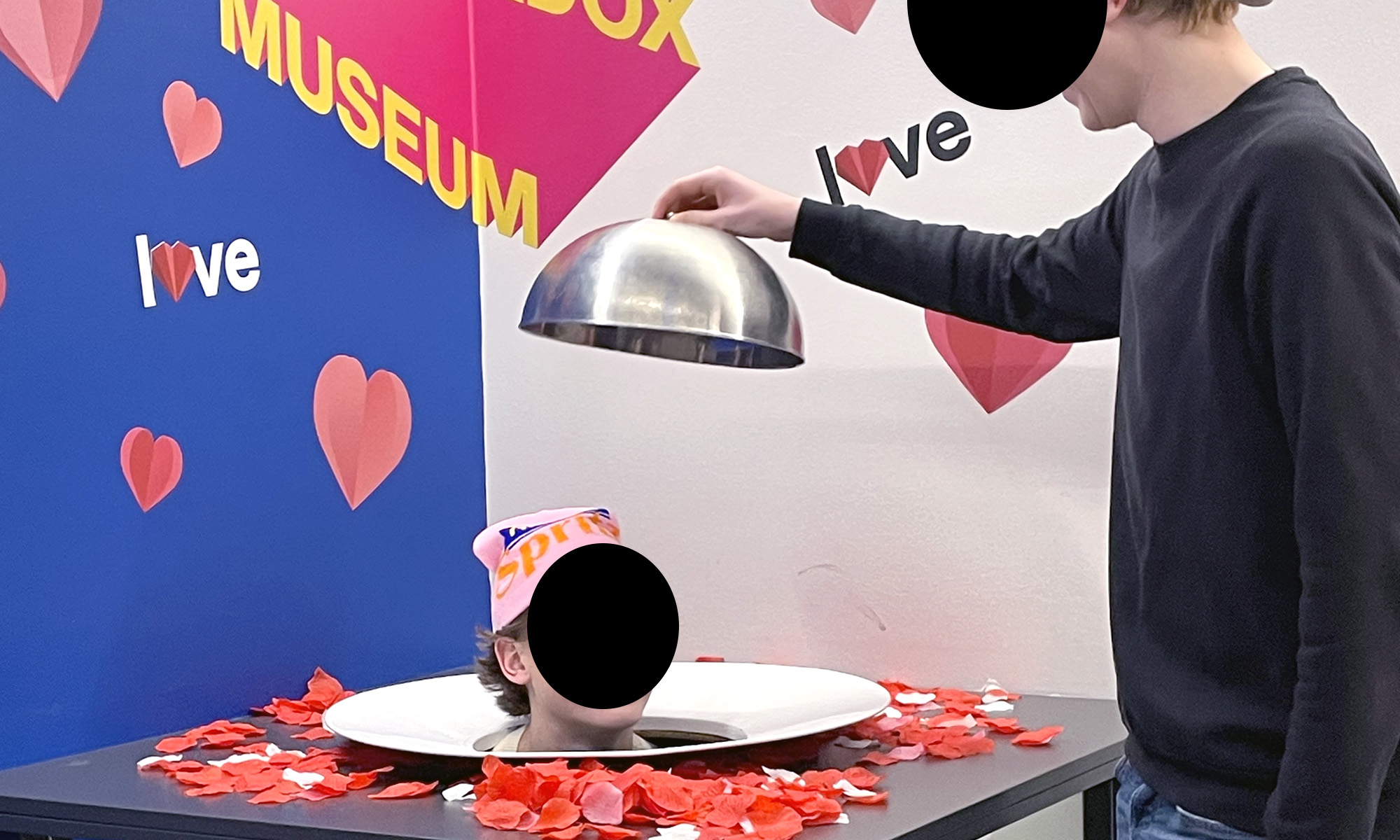 Två barn på ett museum