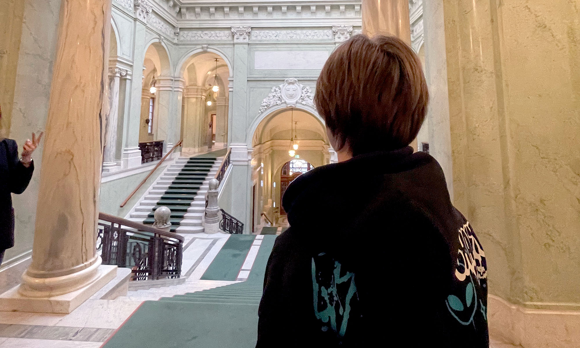 En person i korridoren i riksdagen Stockholm