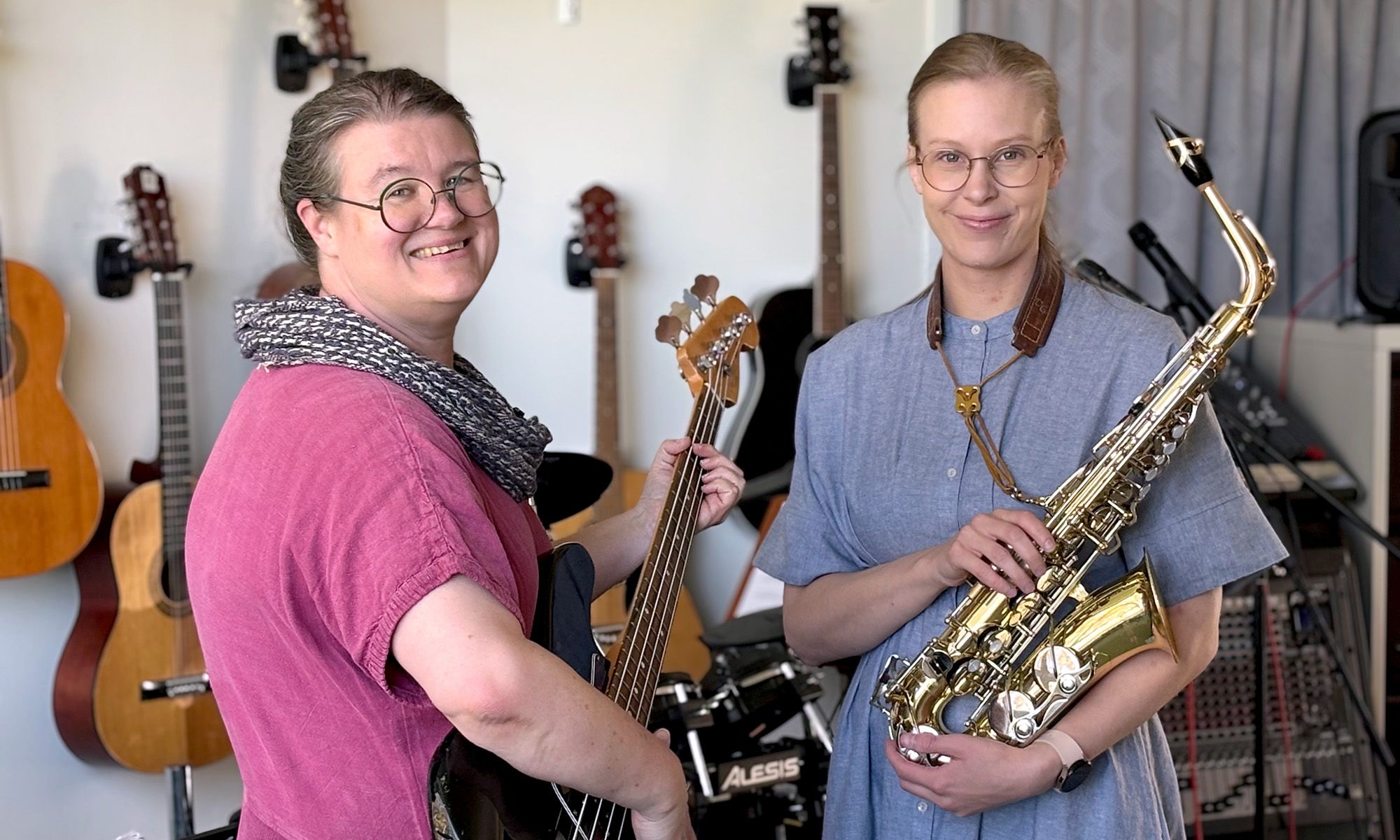 Två kvinnor håller i var sitt instrument