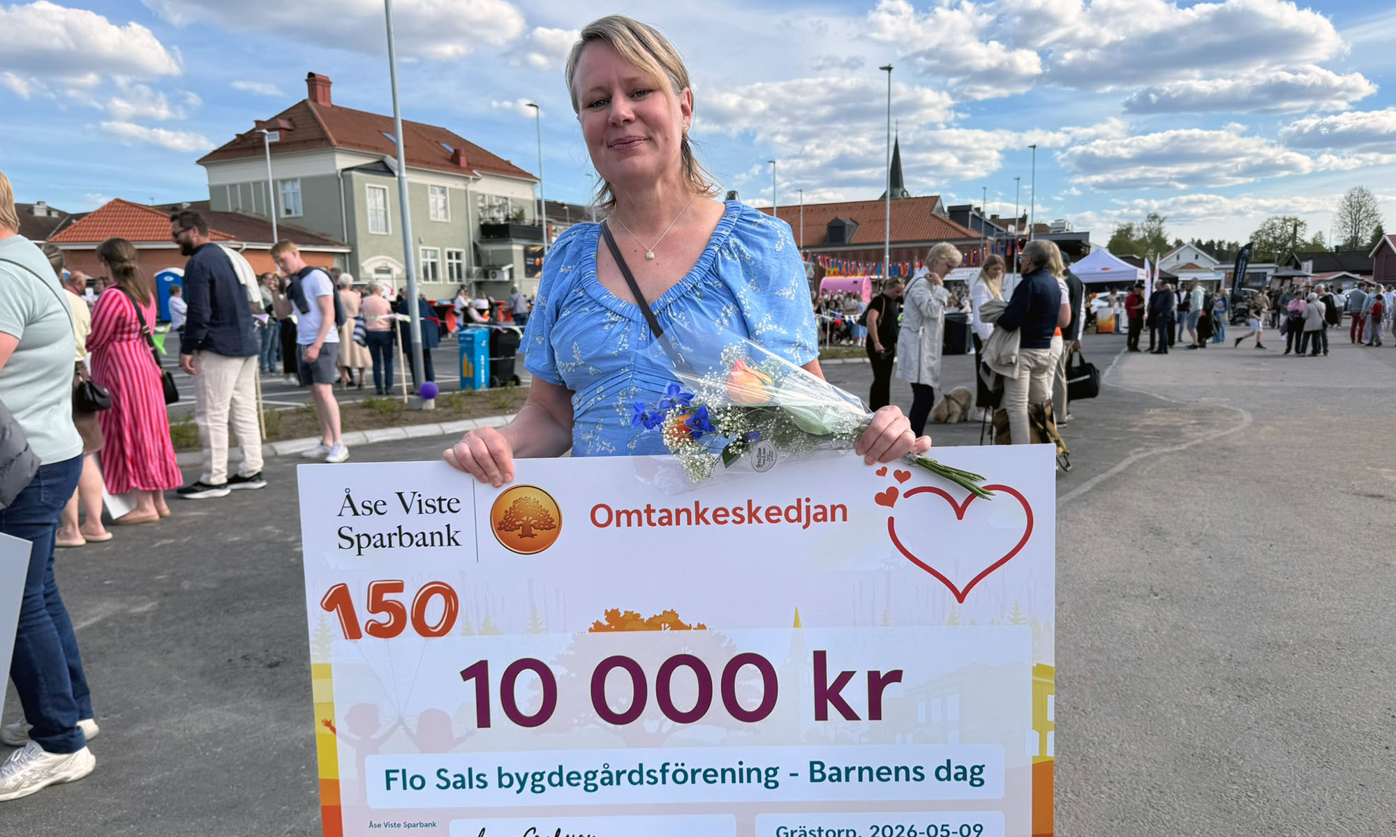 En kvinna håller i en check