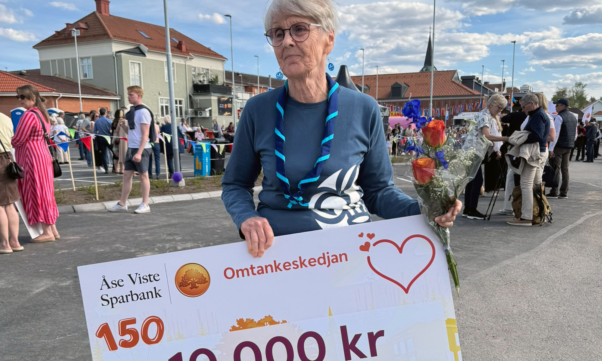 En kvinna håller i en check