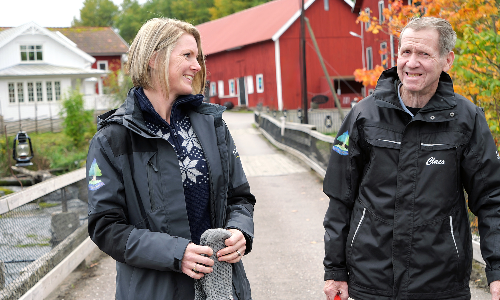 två glada människor på en bro