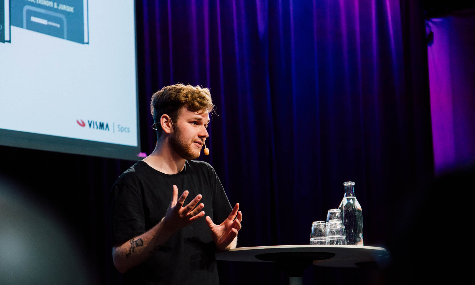 man föreläser på en scen