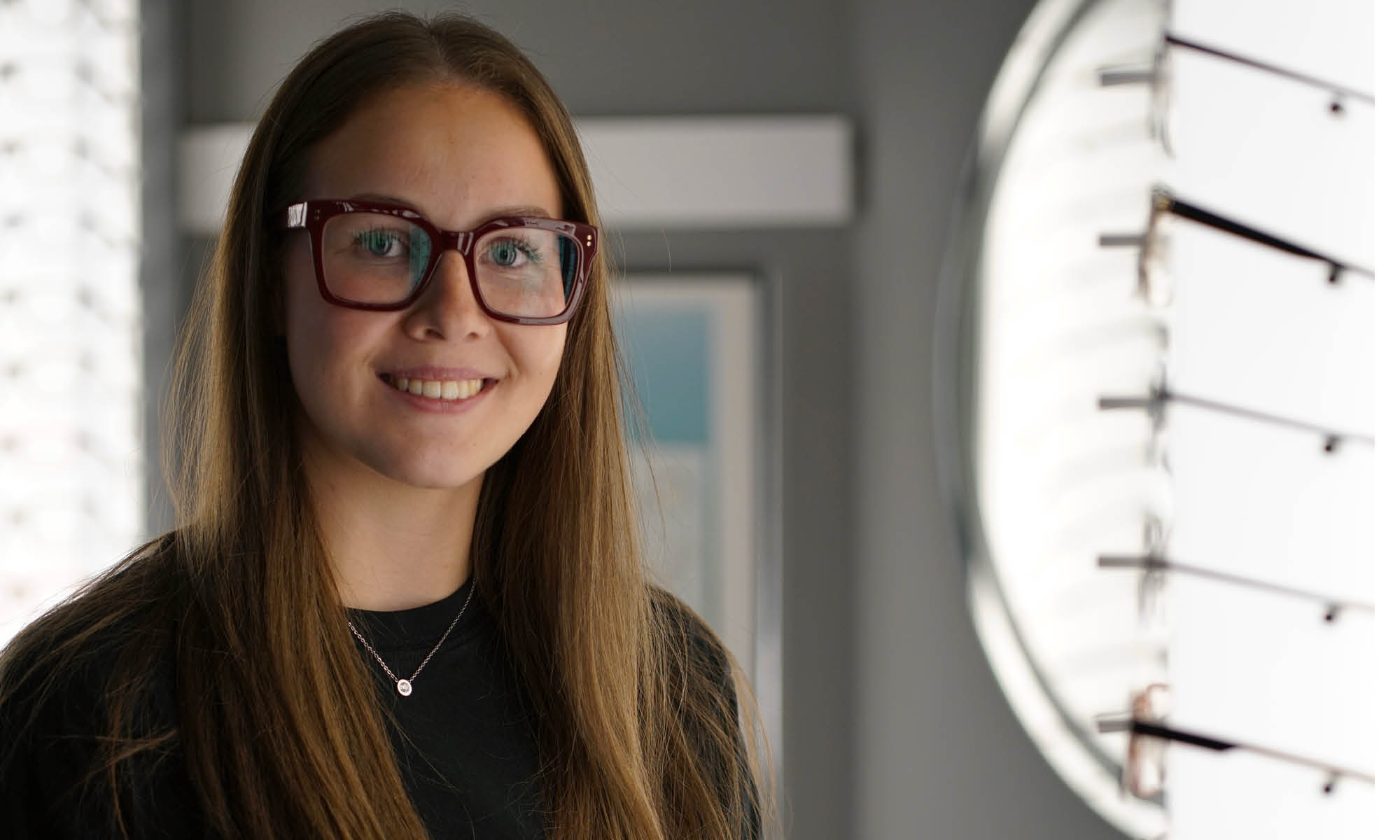 Kvinna inne i en glasögonbutik