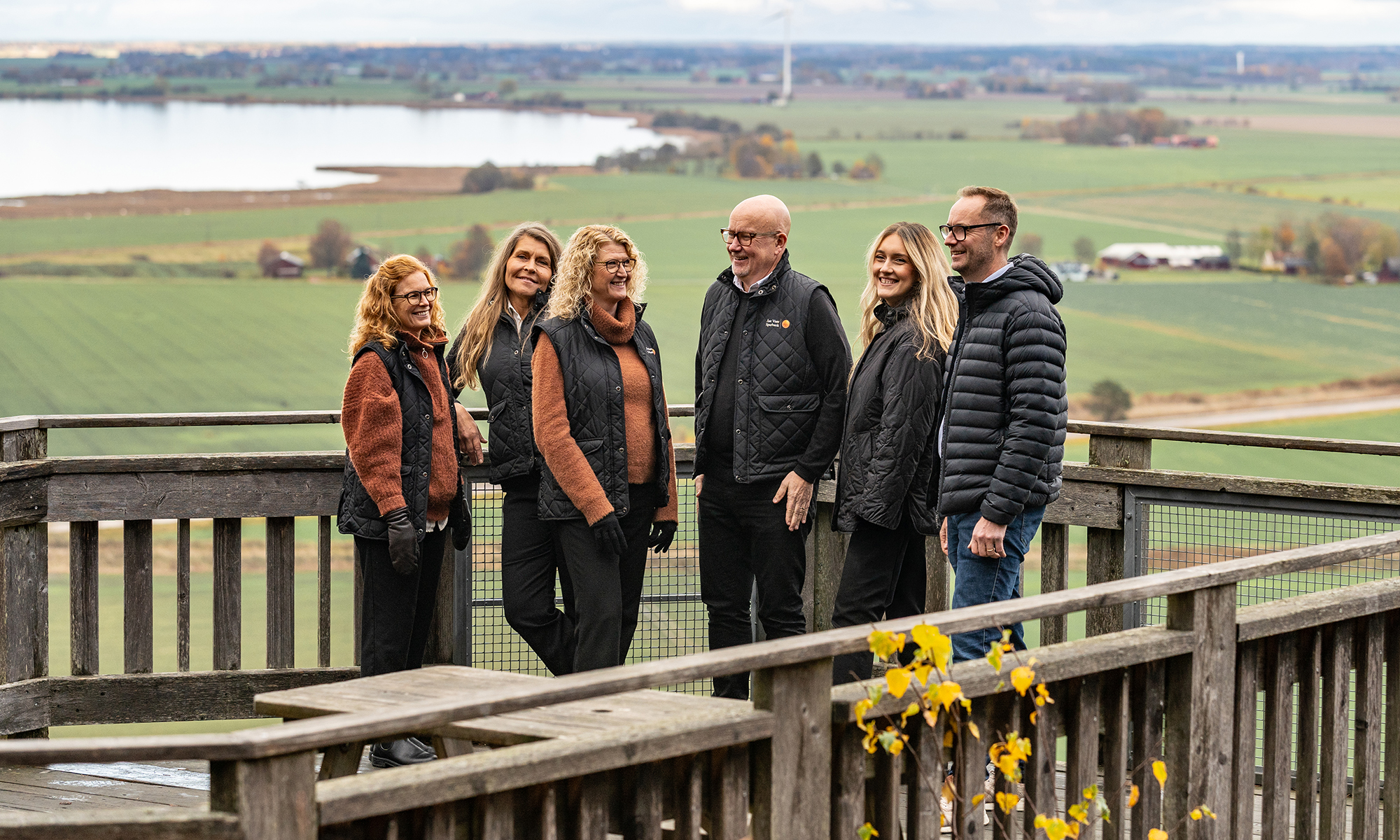 Flera personer står på en altan med fin utsikt