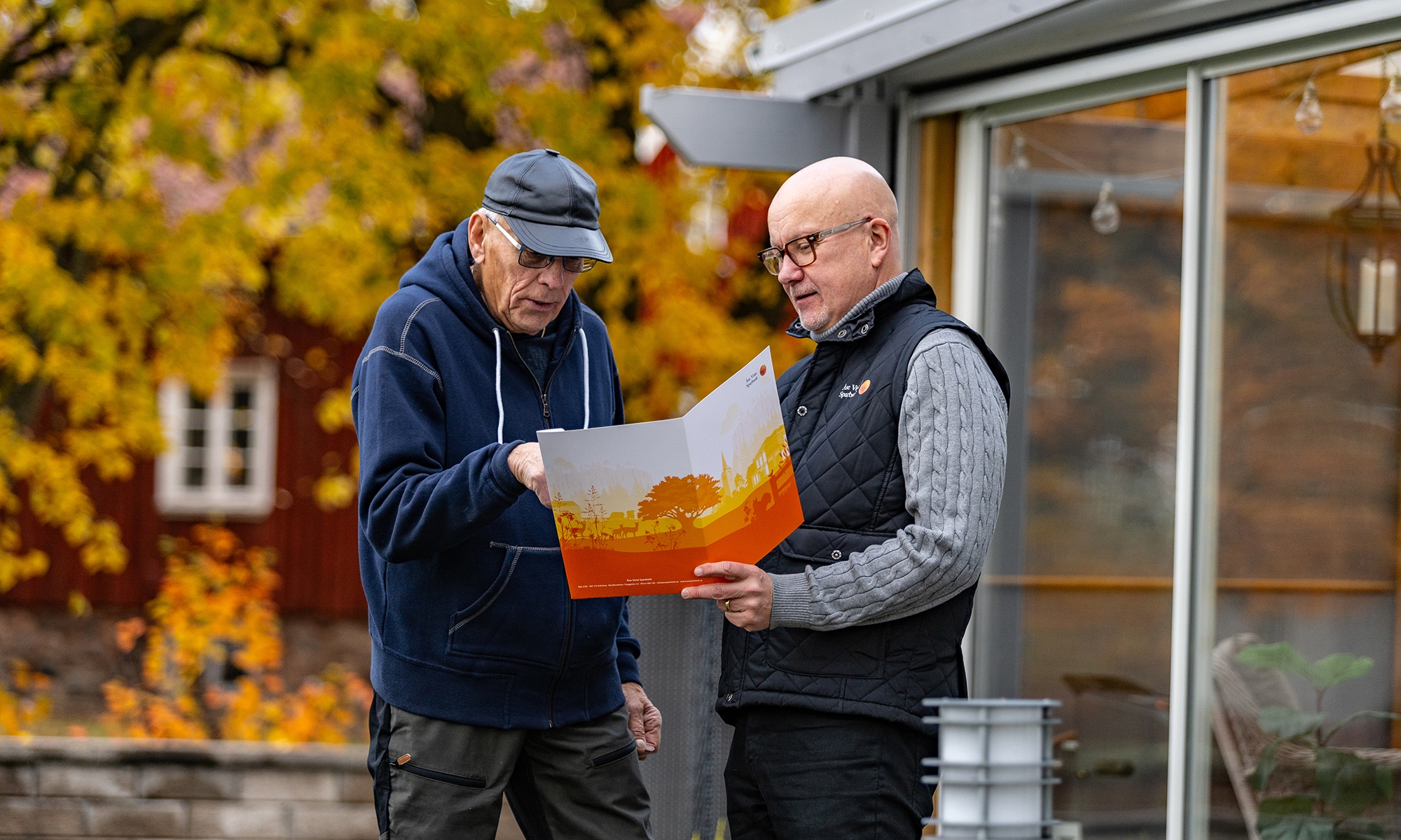 Två män kollar i ett block utomhus