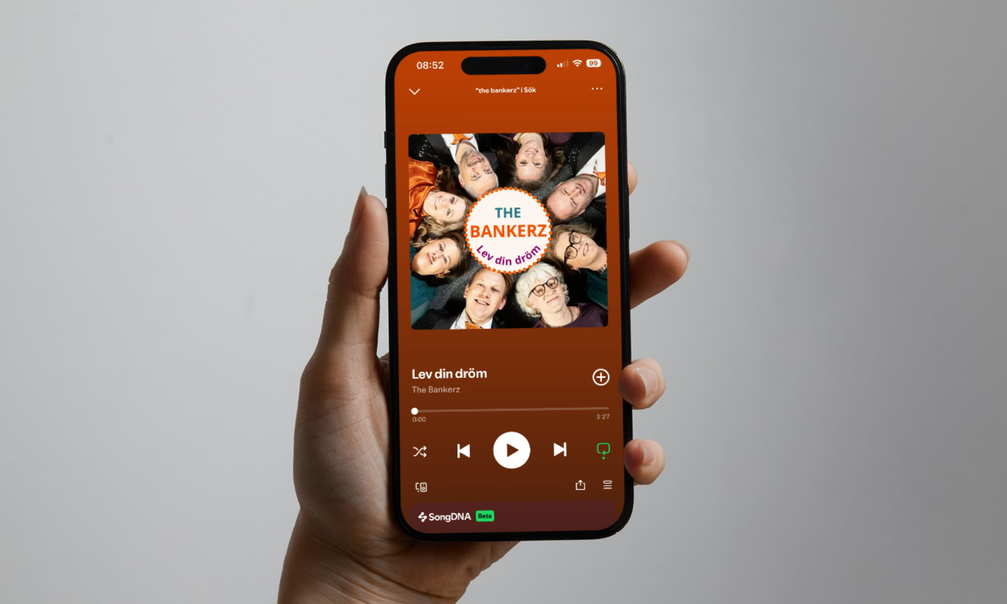 Hand som håller i mobiltelefon