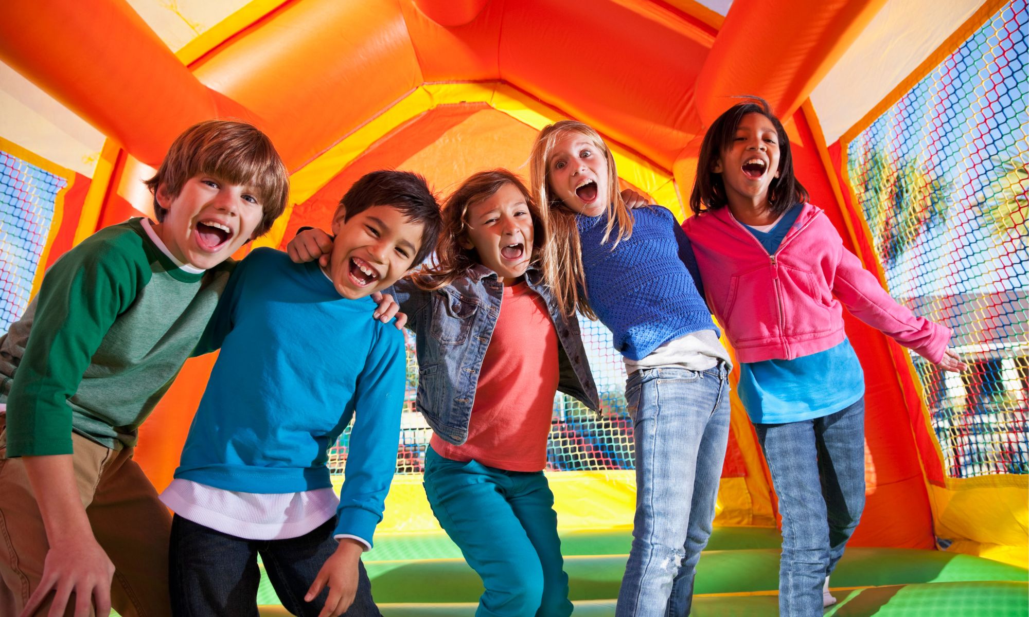 Barn står i en hoppborg