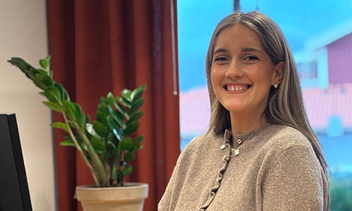 Kvinna ler in mot kameran