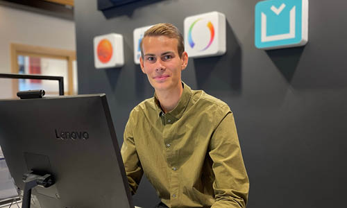 Man sitter vid dator