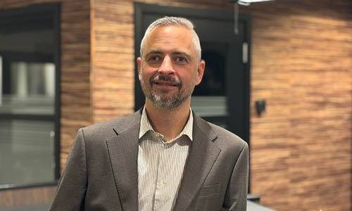 Man ler in i kameran