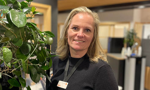 Kvinna ler in i kameran