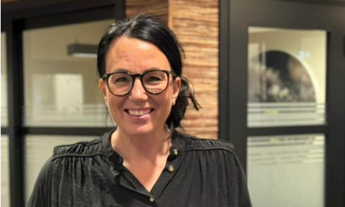 Kvinna ler mot kamera