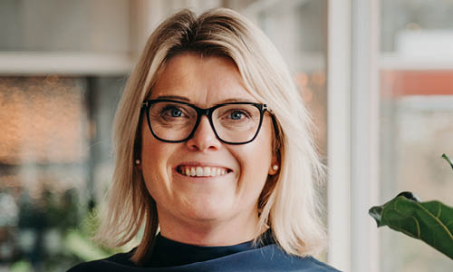 Kvinna ler in i kameran