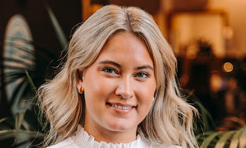 Kvinna ler mot kameran