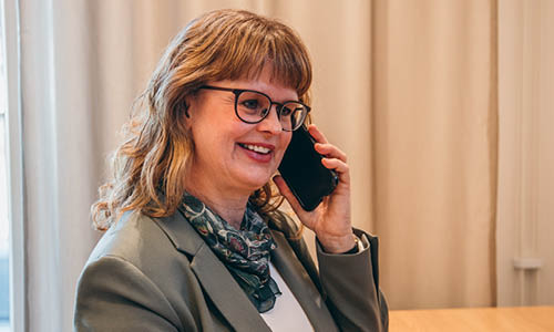 kvinna talar i telefon