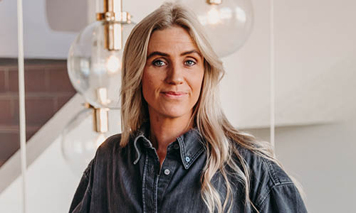 Kvinna står i trapphus