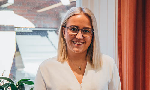 Kvinna ler mot kameran