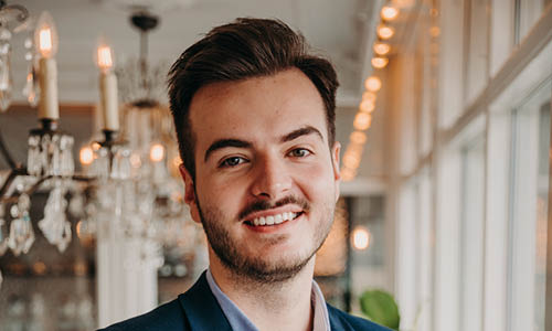 Man ler in mot kameran