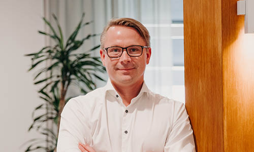 Man står och lutar sig mot en vägg