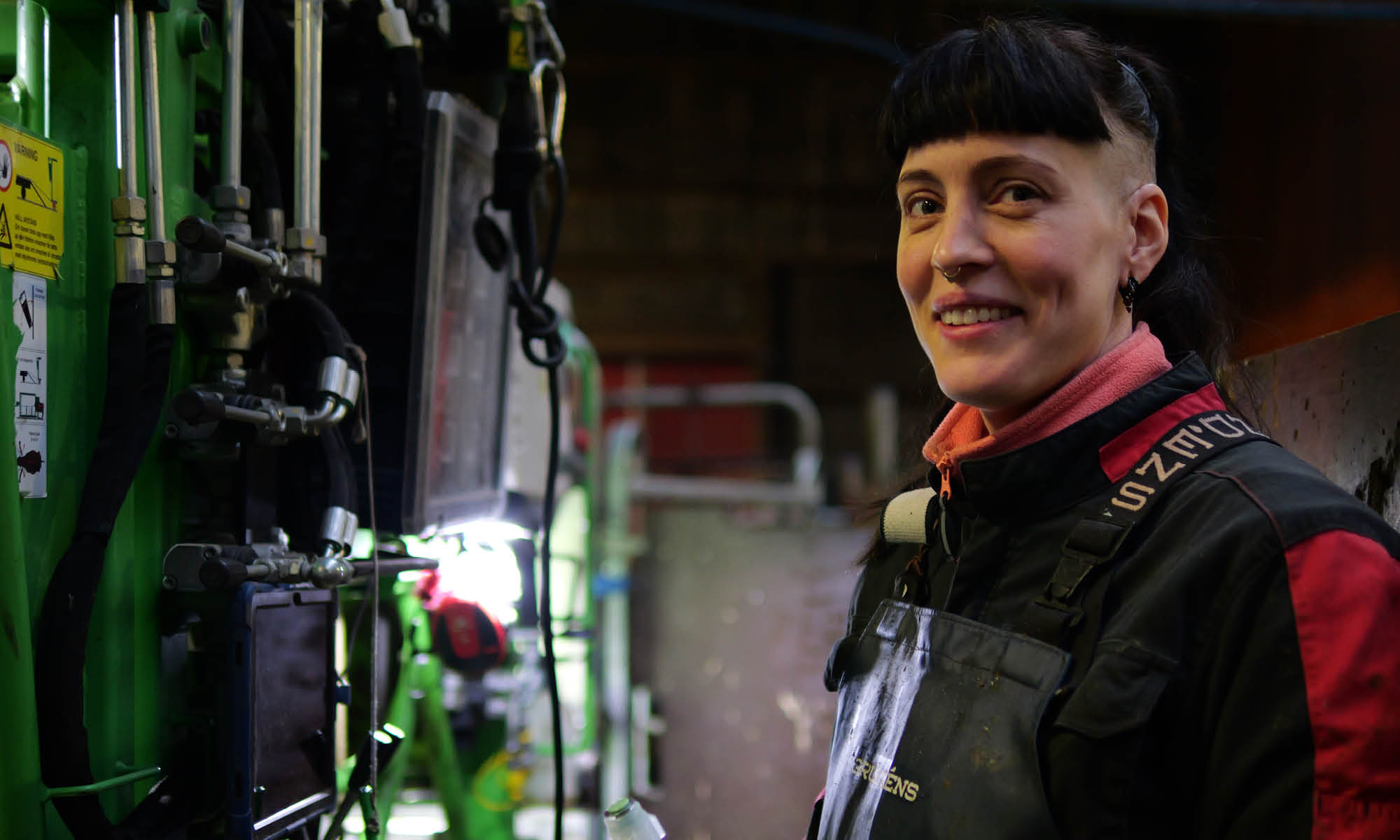 Kvinna jobbar i ladugård